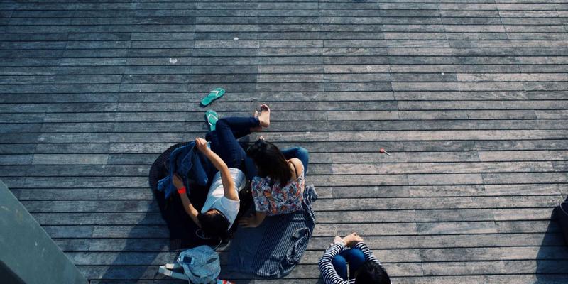 孟菲斯风格与生活灵感：Z世代如何用虚拟形象构建艺术化身份认同