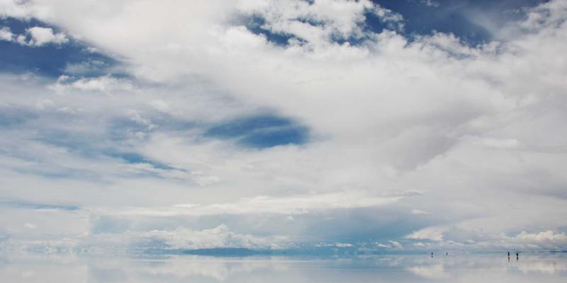 认领这只鸟：孟菲斯风格如何成为Z世代身份认同的趣味符号